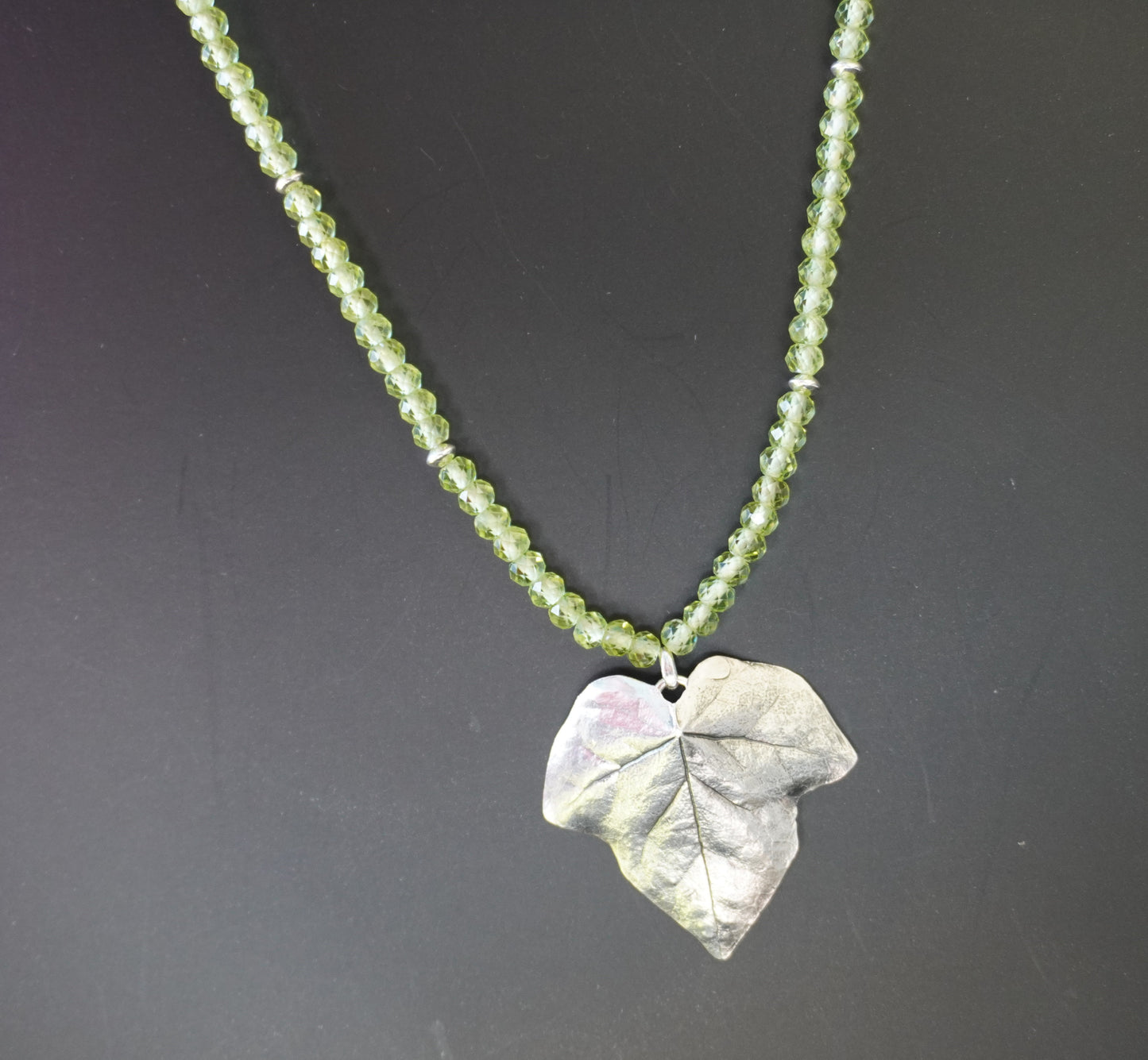 Efeublatt mit Peridot (klein)