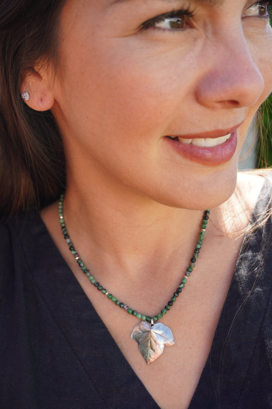 Efeublatt mit Rubin Zoisit (klein)