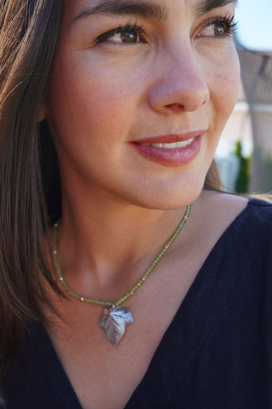 Efeublatt mit Peridot (klein)
