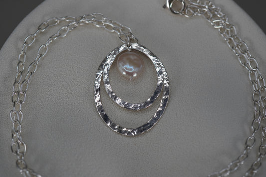 Elara Halskette mit Münzperle weiss