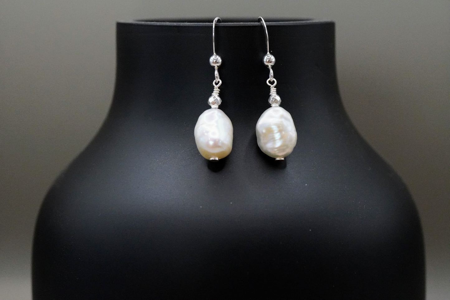 Ohrringe Süsswasserperle mit Hämatit silber