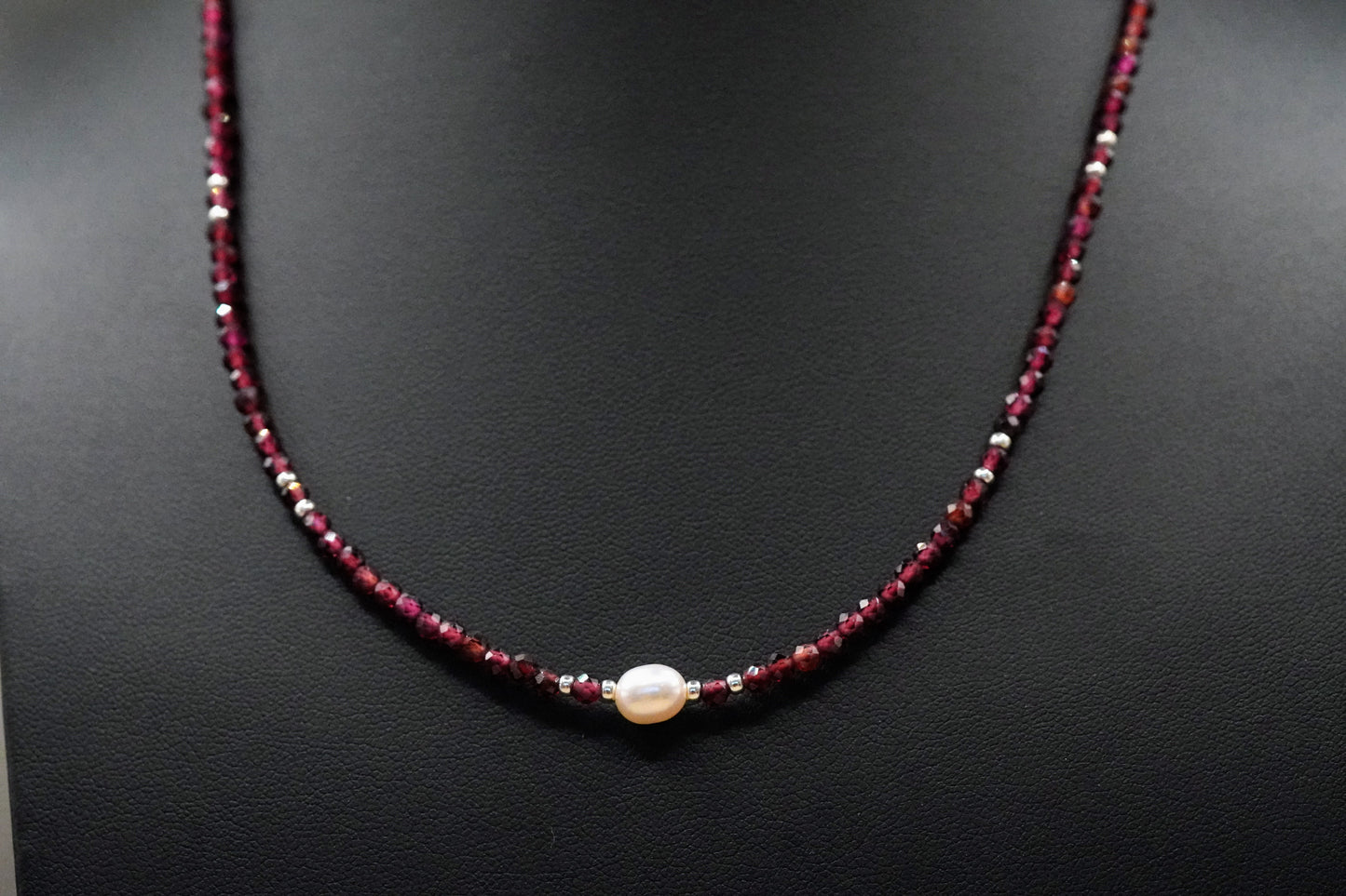 Halskette Granat mit Süsswasserperle