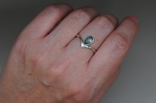 Chevron Silberring mit Blauezirkon