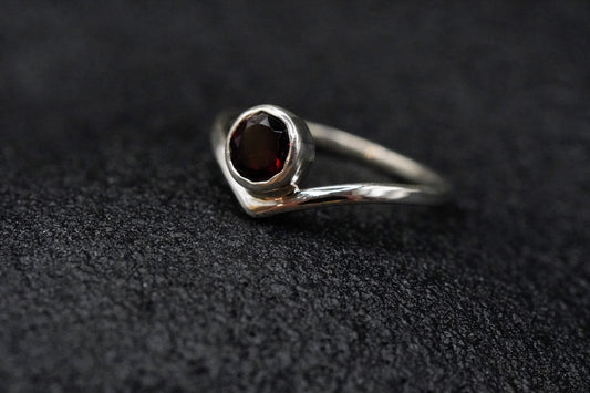 Chevron Silberring mit Granat