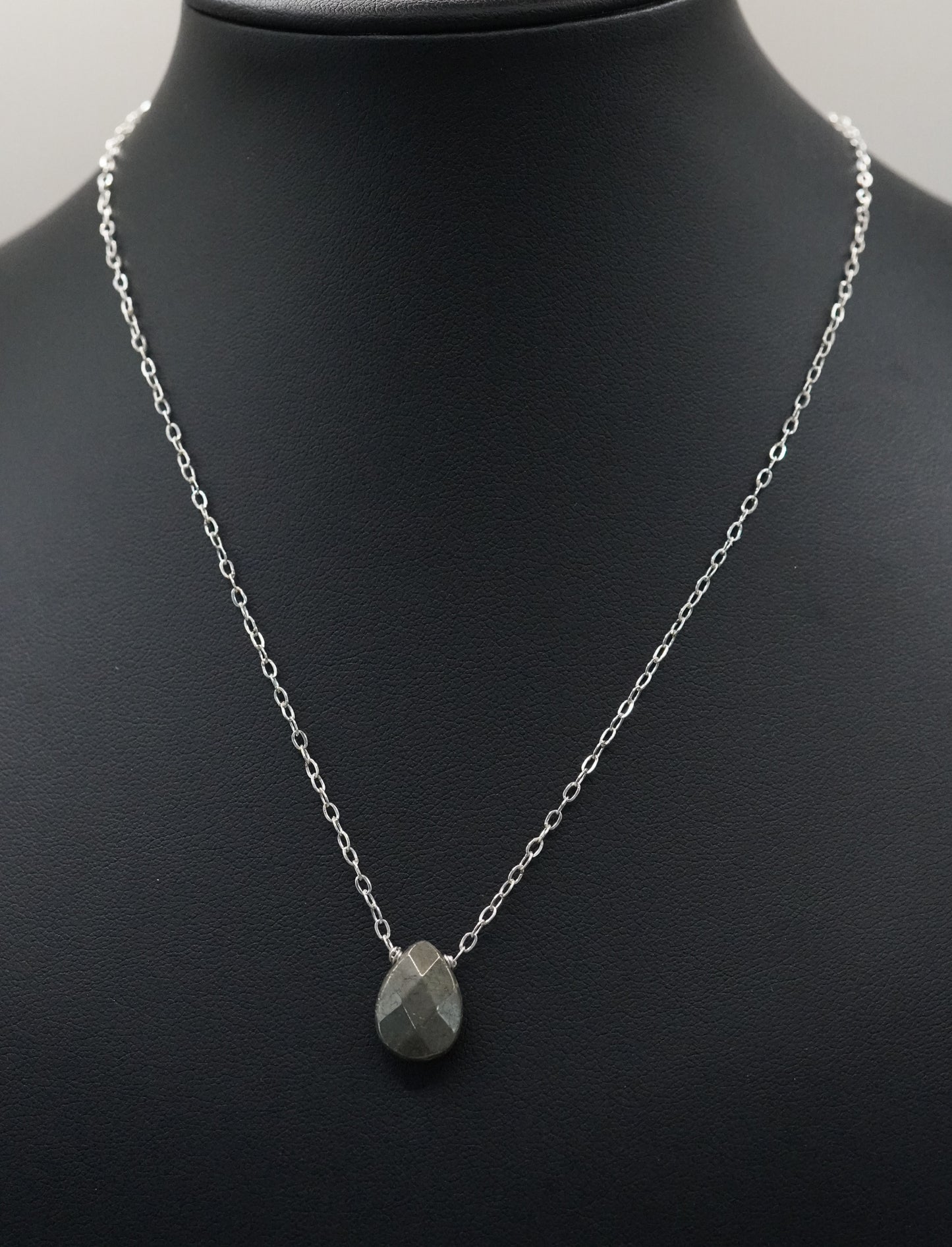 Schimmernde Tropfen Halskette Pyrit