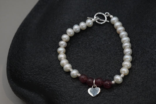 Erdbeerquarz und Süsswasserperlen-Armband mit Herzanhänger
