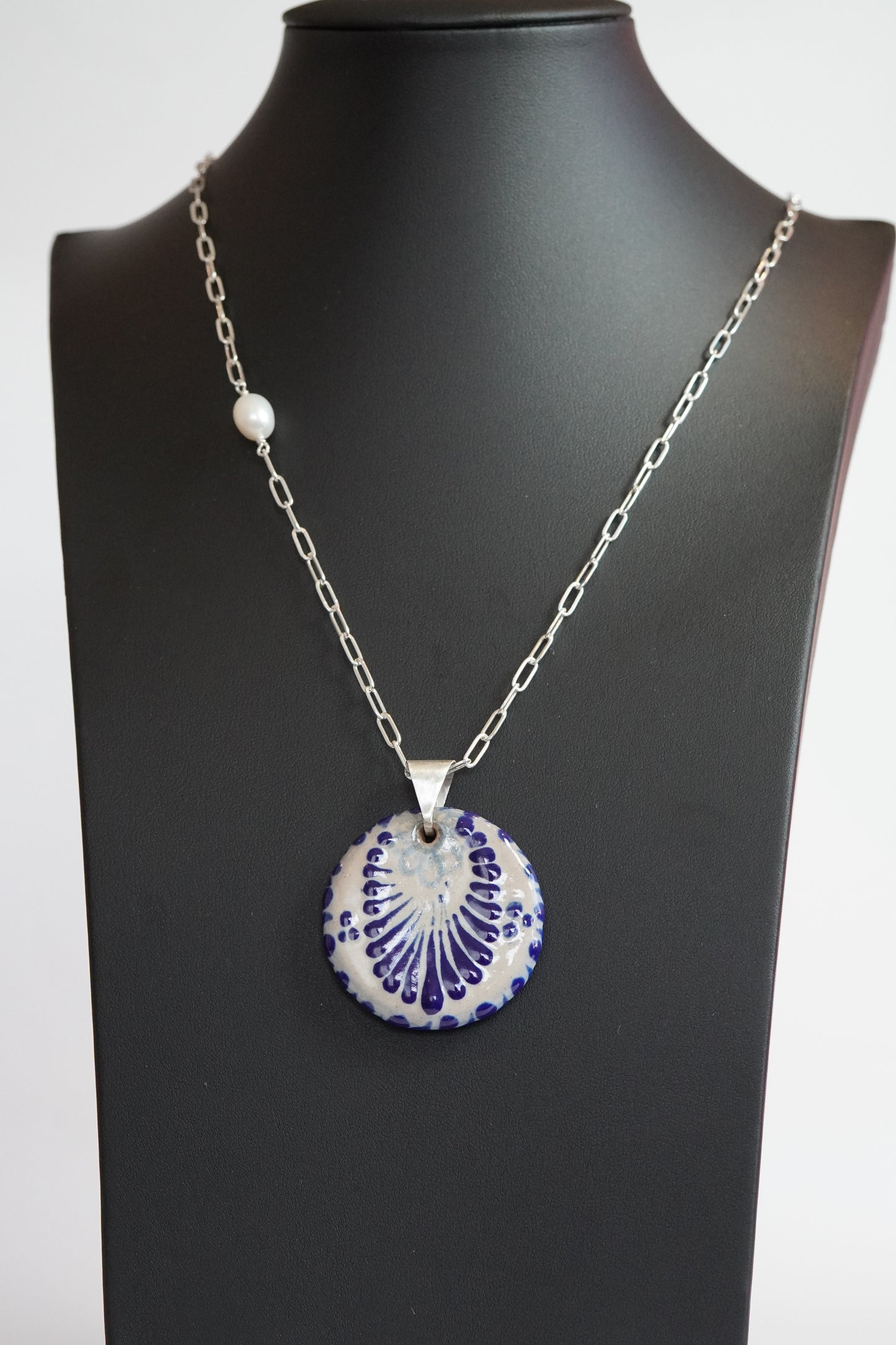 Lange Silberkette mit Talavera-Medaillon