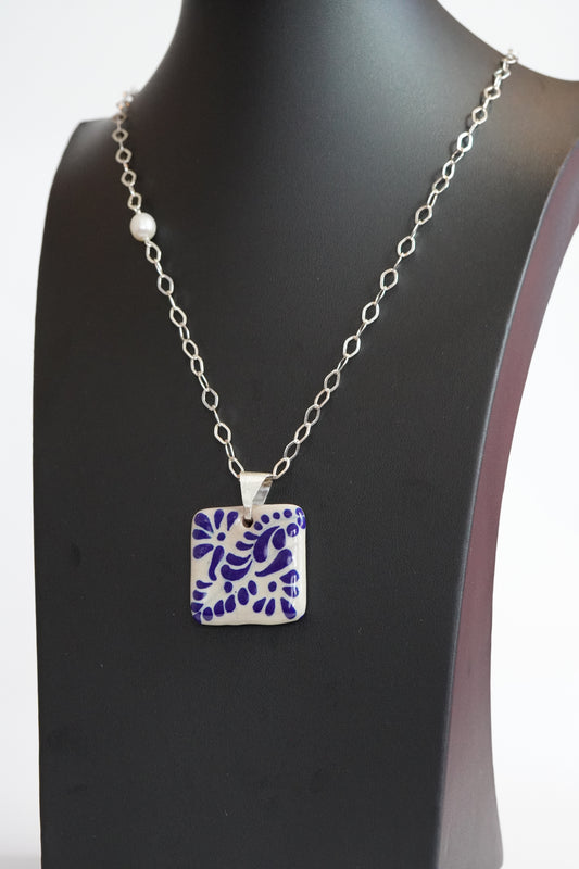 Lange Silberkette mit quadratischem Talavera-Medaillon