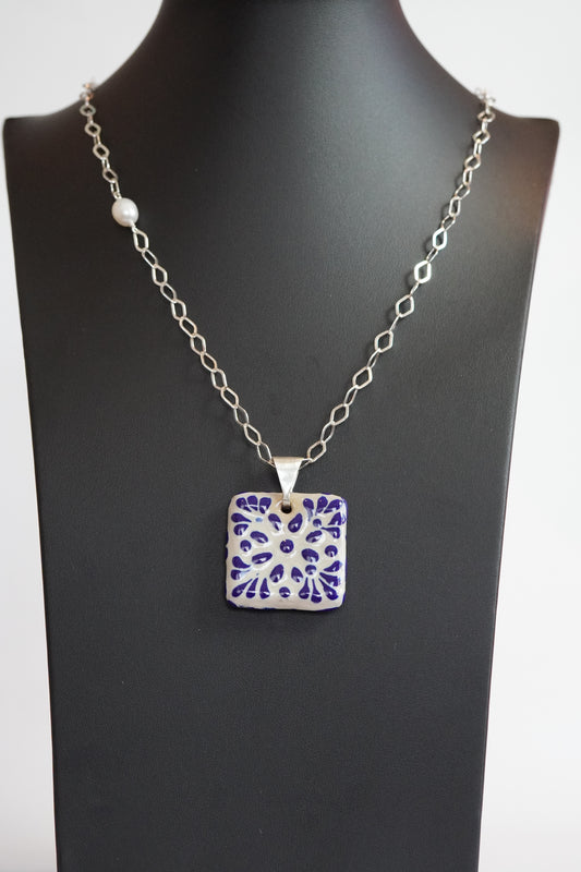 Lange Silberkette mit quadratischem Talavera-Medaillon