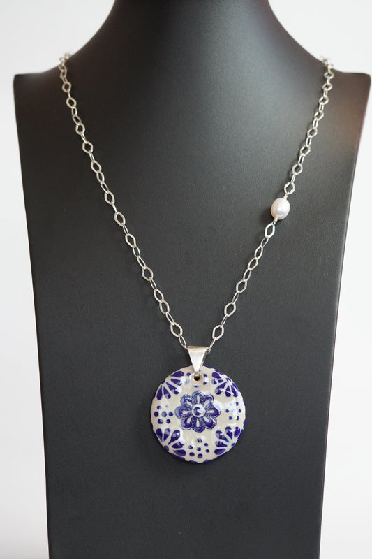 Lange Silberkette mit Talavera-Medaillon
