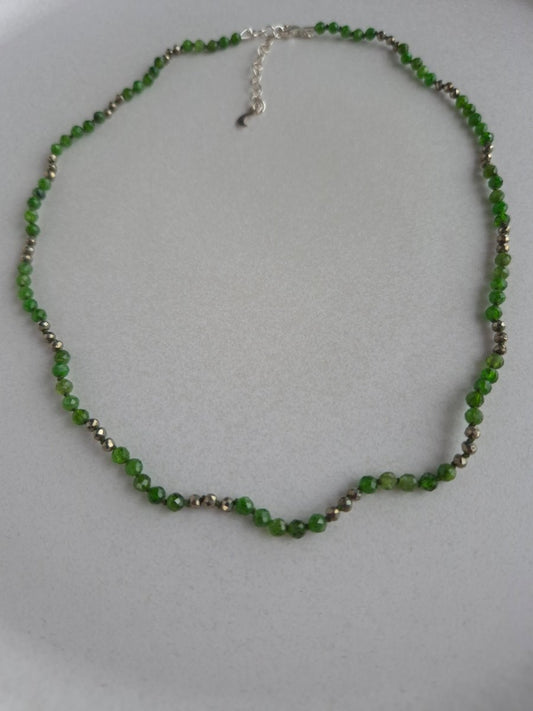Diopsid und pyrit geknüpfte Halskette - Emmari Schmuck