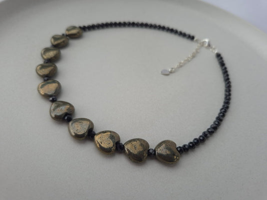 "Edler Edelstein" Pyrit Herz mit Spinell - Emmari Schmuck