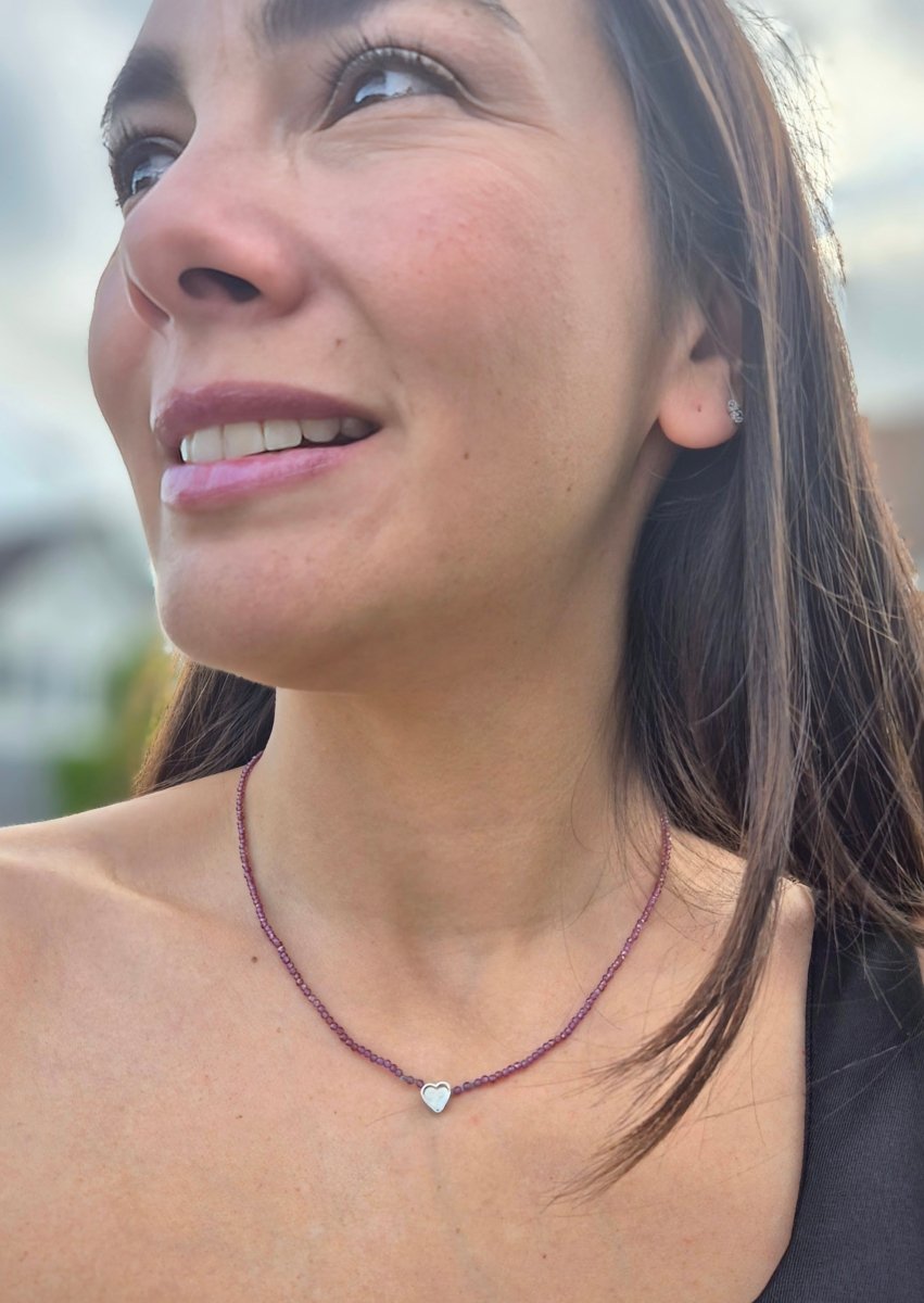 Mini Rhodolit Halskette "Un corazón para ti" - Emmari Schmuck