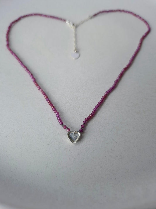 Mini Rhodolit Halskette "Un corazón para ti" - Emmari Schmuck