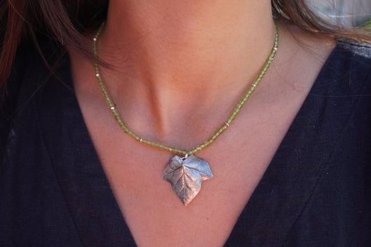 Efeublatt mit Peridot (klein)