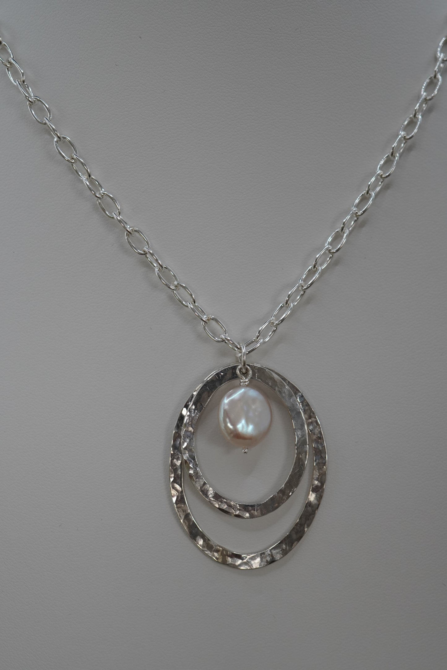 Elara Halskette mit Münzperle weiss