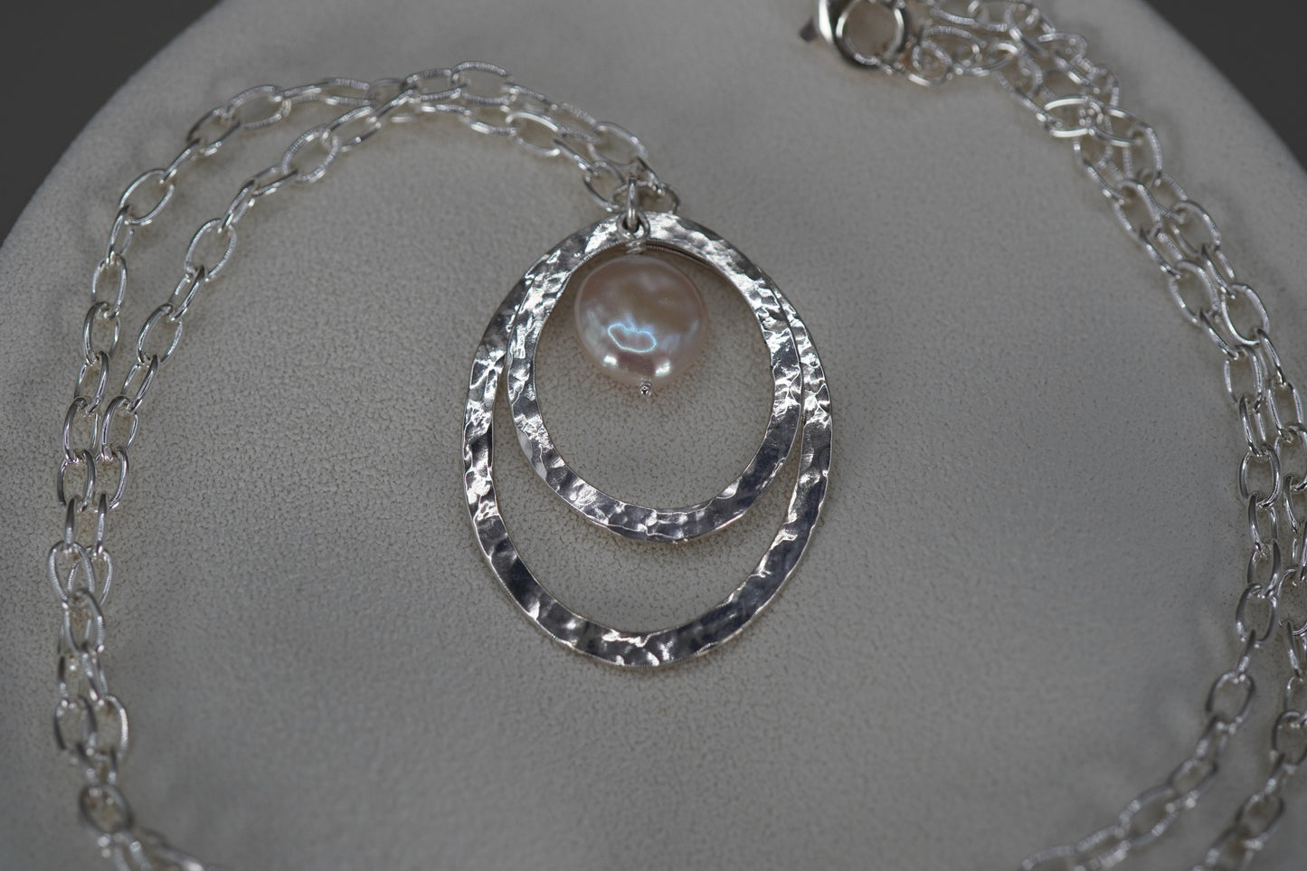 Elara Halskette mit Münzperle weiss