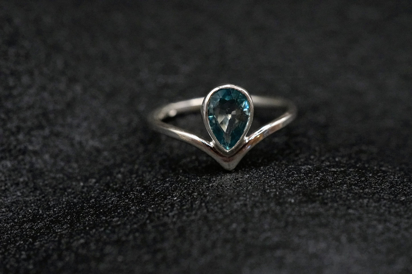 Chevron Silberring mit Blauezirkon