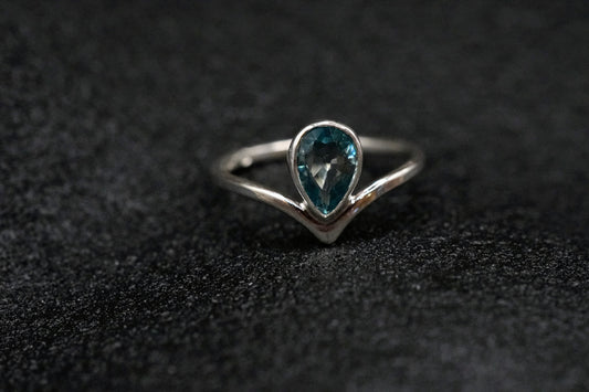 Chevron Silberring mit Blauezirkon
