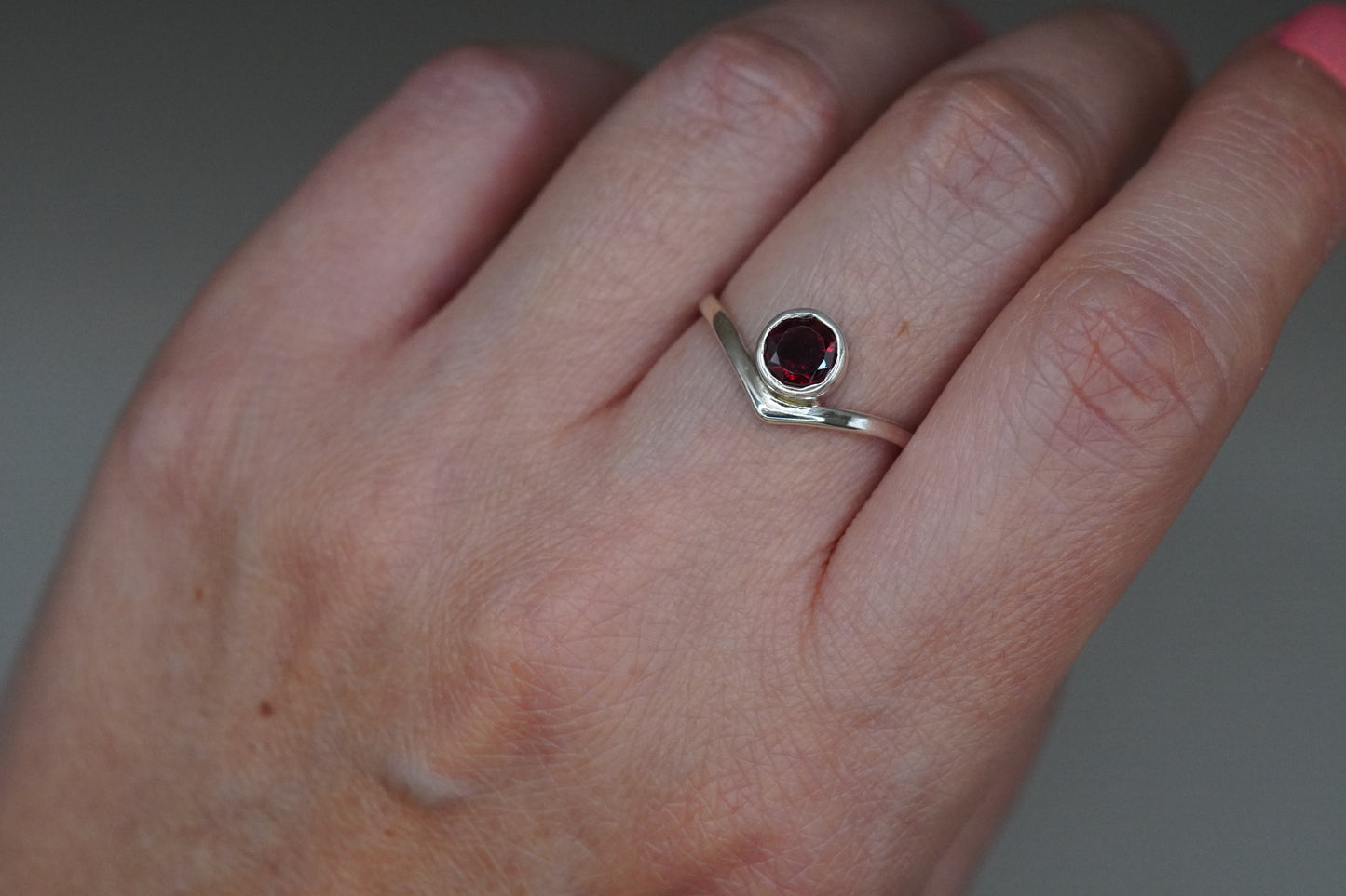 Chevron Silberring mit Granat