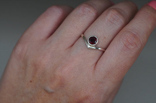 Chevron Silberring mit Granat