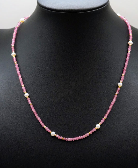 Turmalin mit kleine Süsswasserperlen