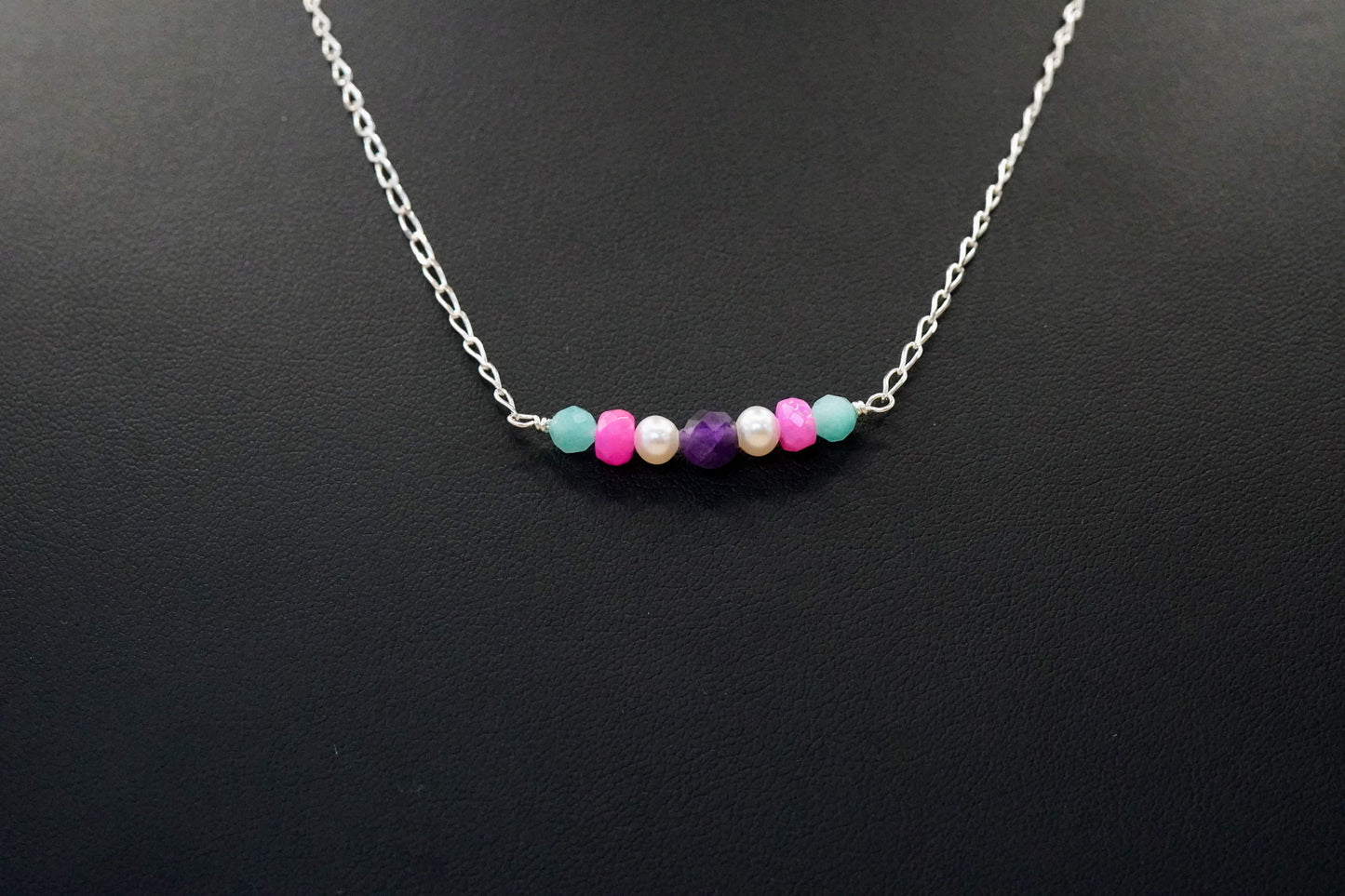 Steinreihe Vielfarbige