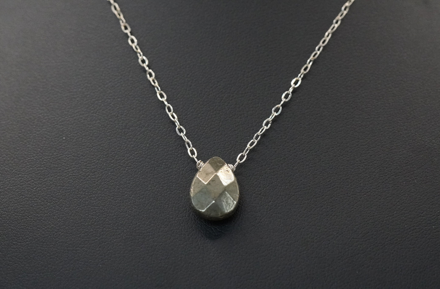 Schimmernde Tropfen Halskette Pyrit