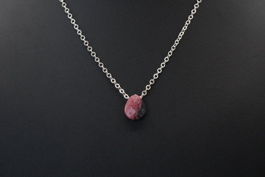 Schimmernde Tropfen Rhodonit