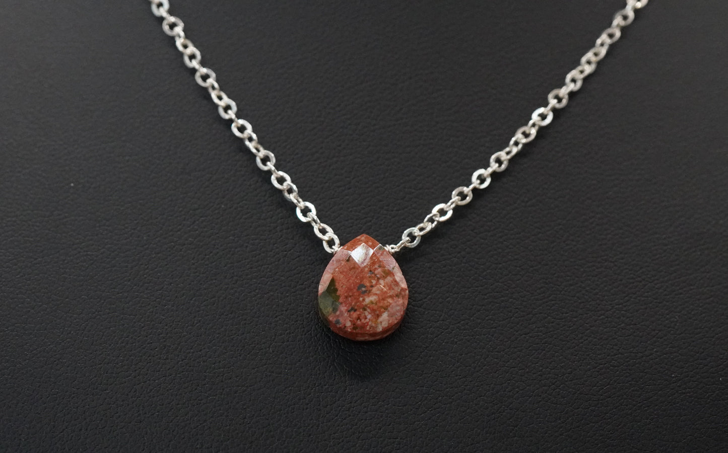 Schimmernde Tropfen Halskette Unakit