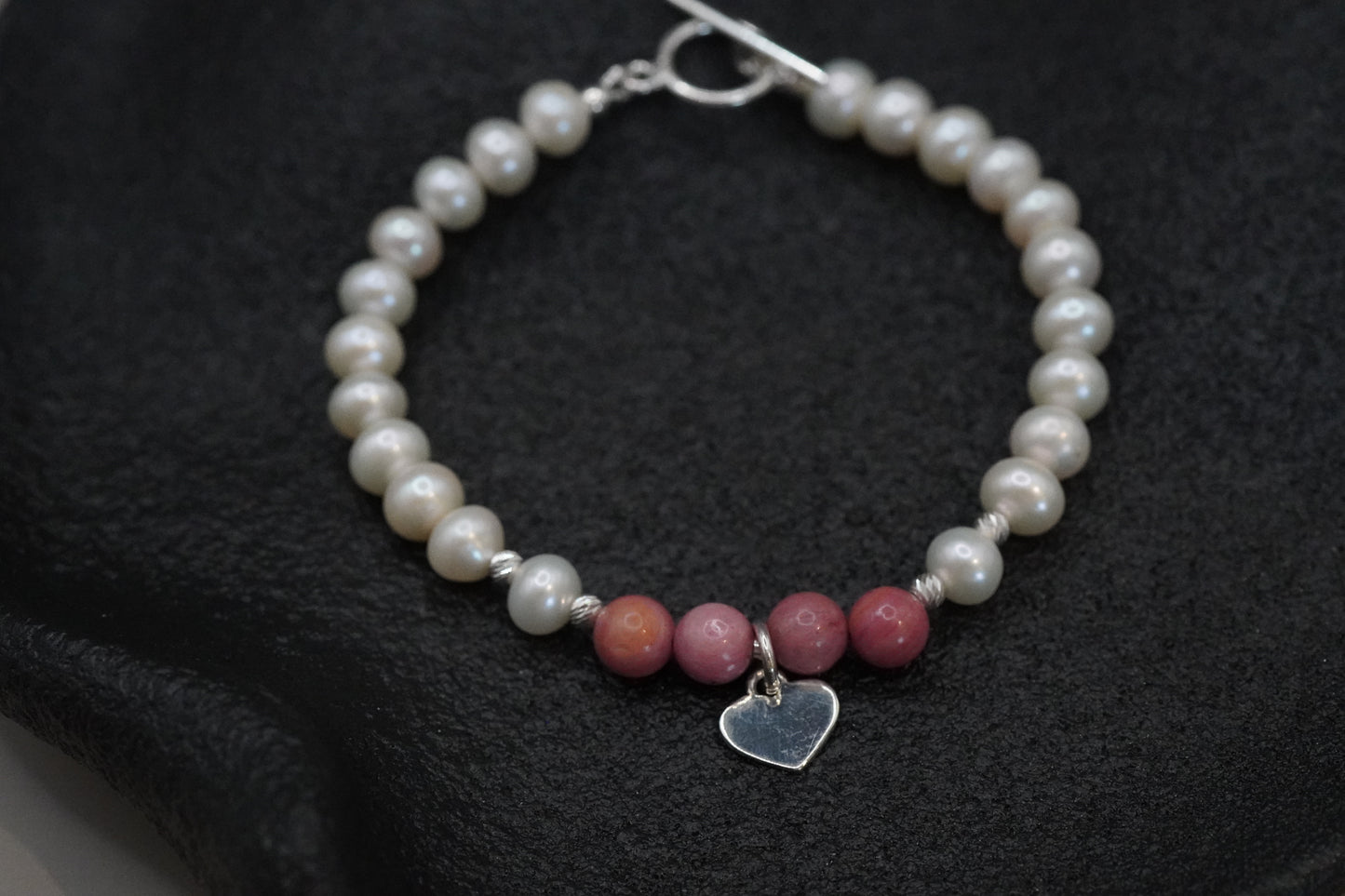 Rhodochrosit und Süsswasserperlen-Armband mit Herzanhänger