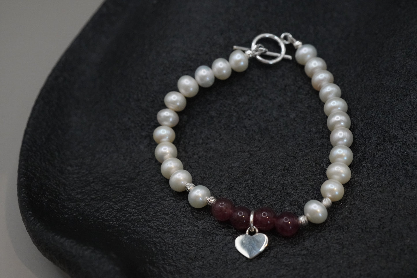 Erdbeerquarz und Süsswasserperlen-Armband mit Herzanhänger