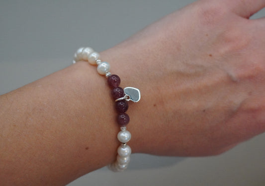 Erdbeerquarz und Süsswasserperlen-Armband mit Herzanhänger