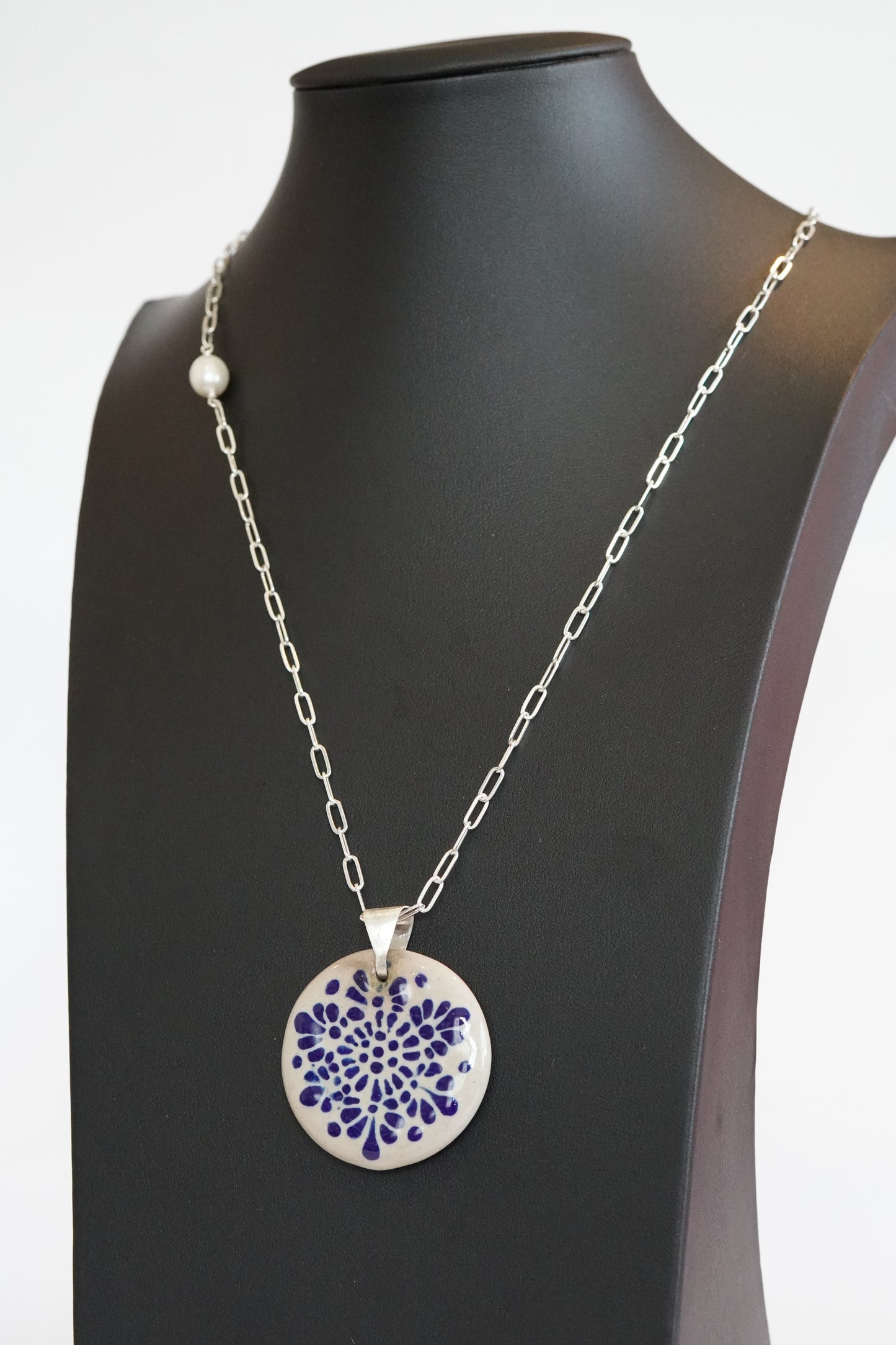 Lange Silberkette mit Talavera-Medaillon