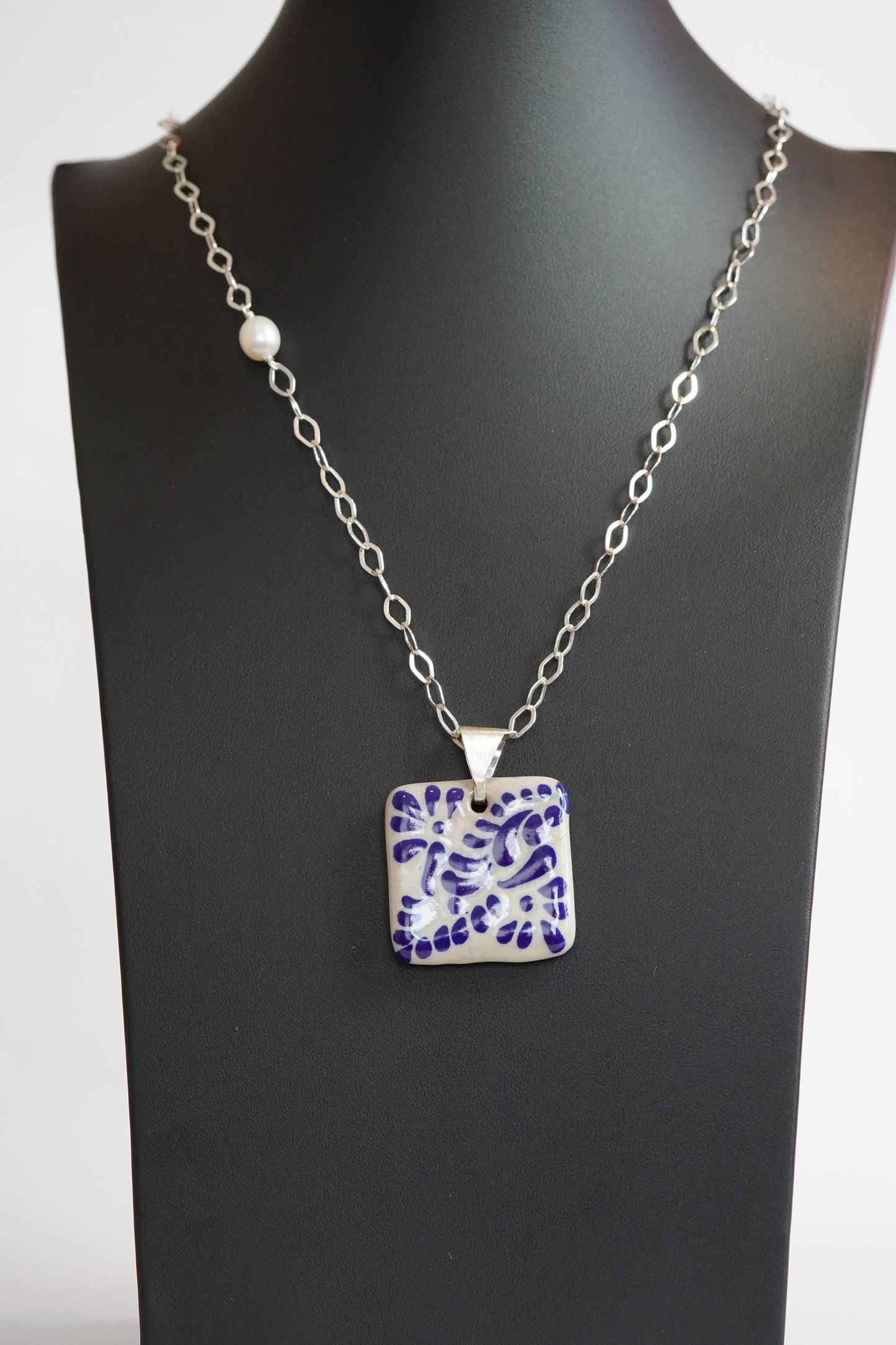 Lange Silberkette mit quadratischem Talavera-Medaillon