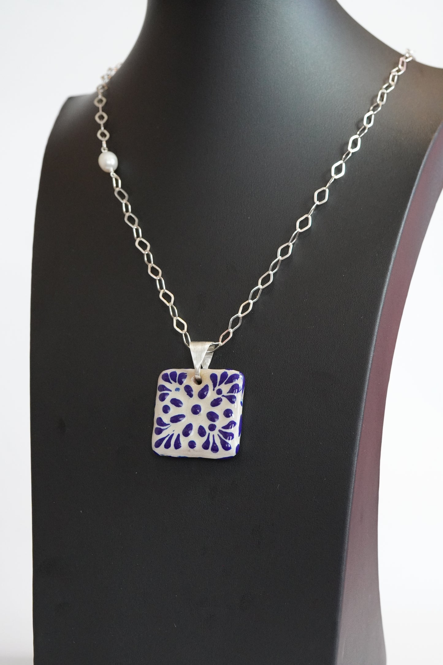 Lange Silberkette mit quadratischem Talavera-Medaillon