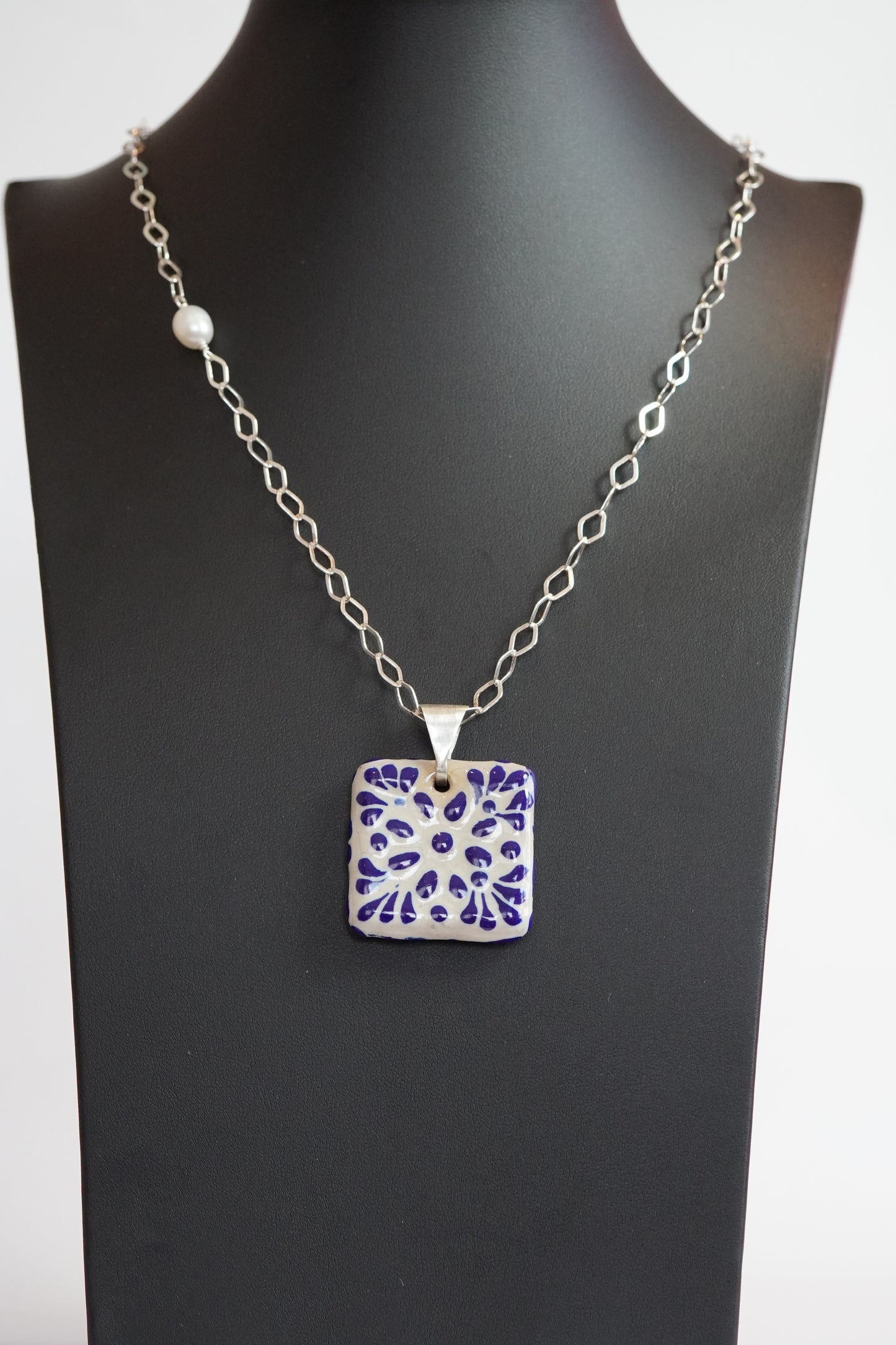 Lange Silberkette mit quadratischem Talavera-Medaillon