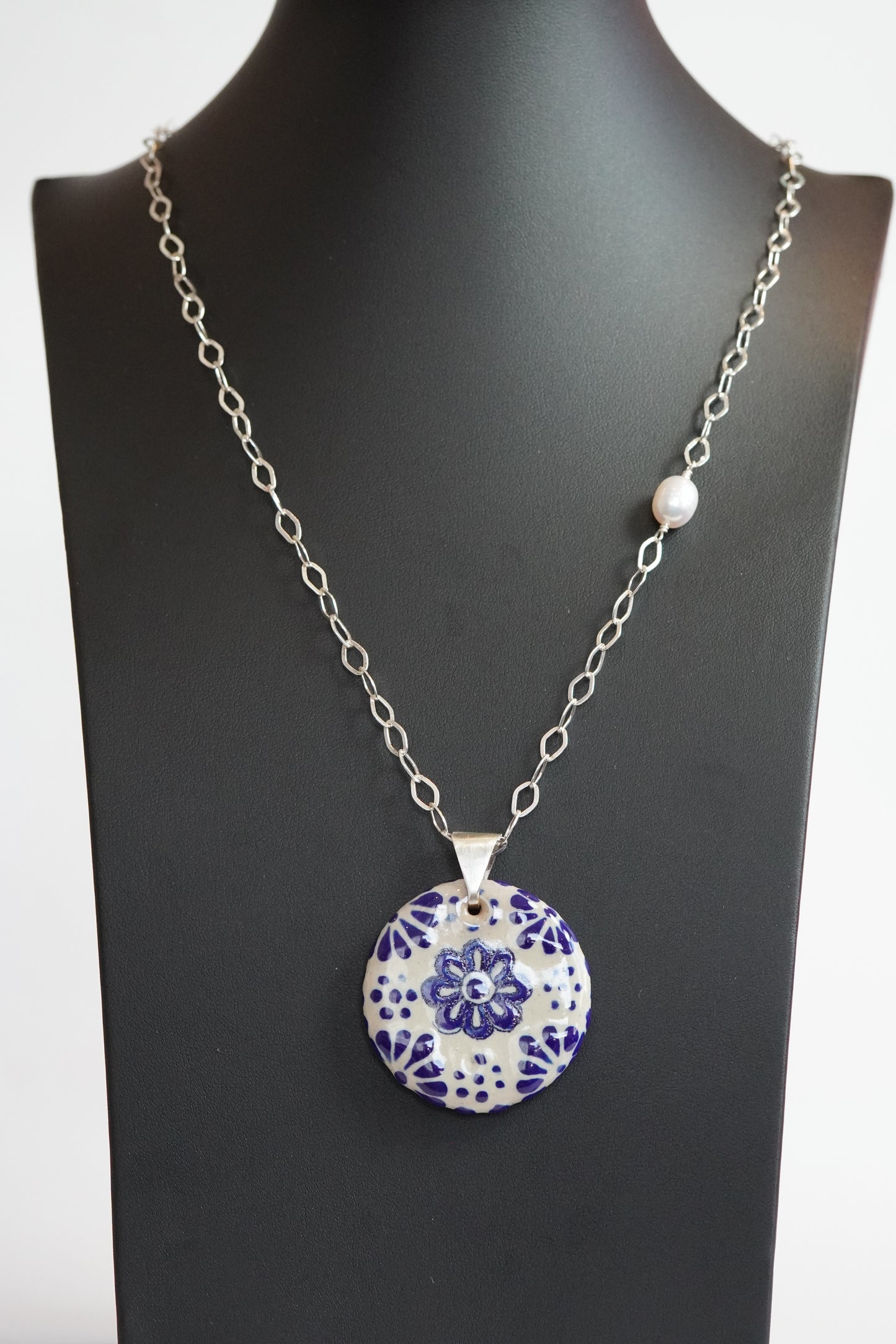 Lange Silberkette mit Talavera-Medaillon
