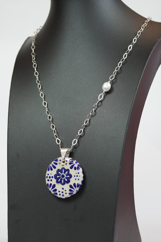 Lange Silberkette mit Talavera-Medaillon