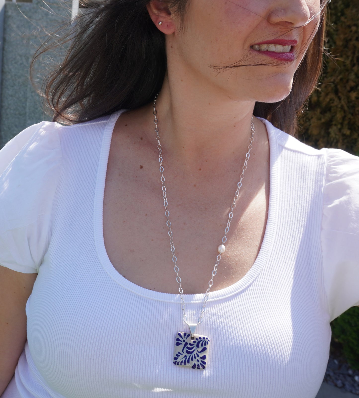 Lange Silberkette mit quadratischem Talavera-Medaillon