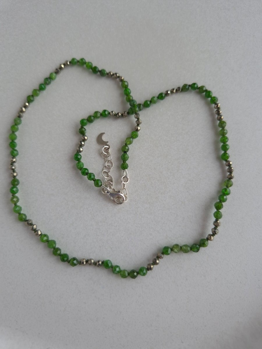 Diopsid und pyrit geknüpfte Halskette - Emmari Schmuck