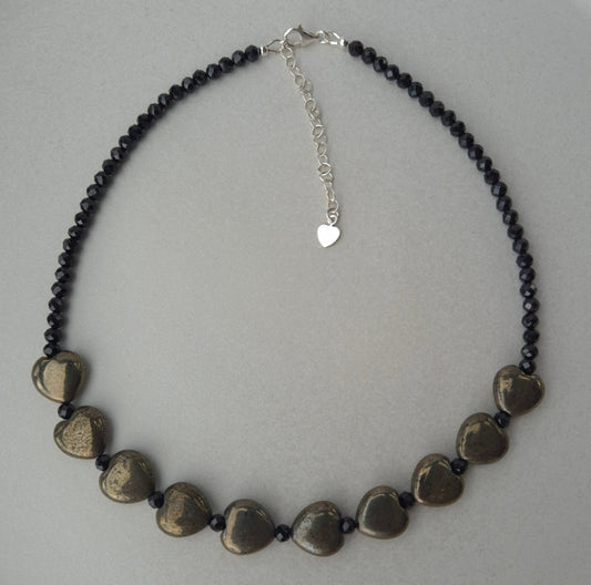 "Edler Edelstein" Pyrit Herz mit Spinell - Emmari Schmuck