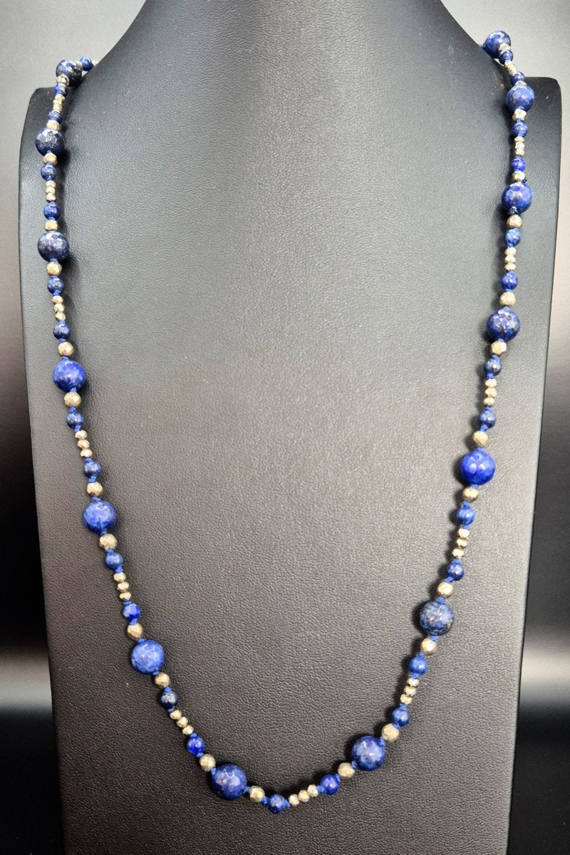 Lapislazuli/ Pyrit Halskette geknüpt - Emmari Schmuck