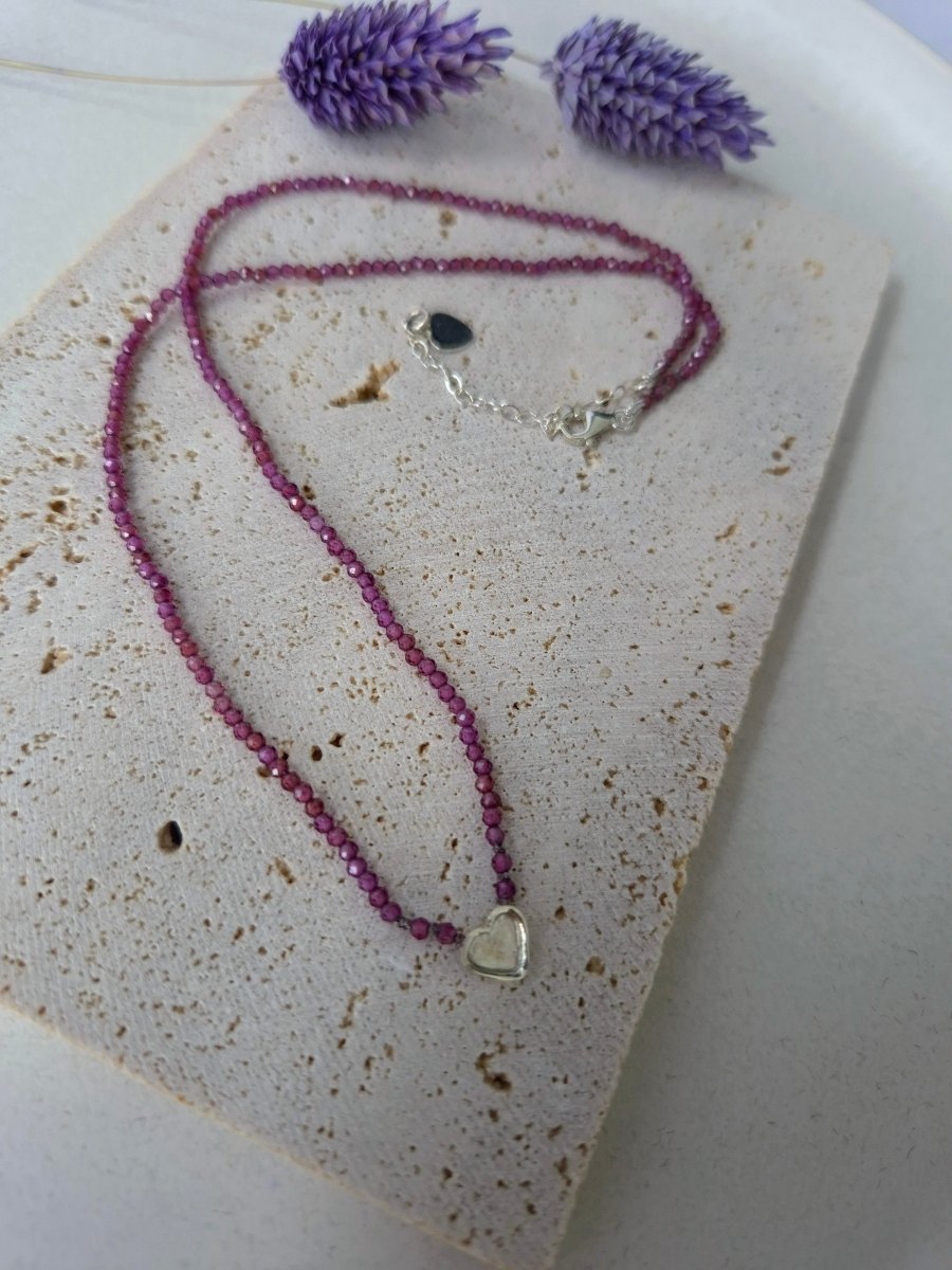 Mini Rhodolit Halskette "Un corazón para ti" - Emmari Schmuck